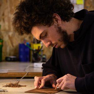 pierre xzxz en train de faire de la linogravue