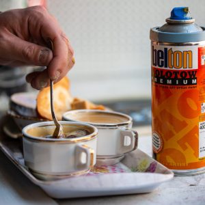 détail bombe de peinture et tasse à café